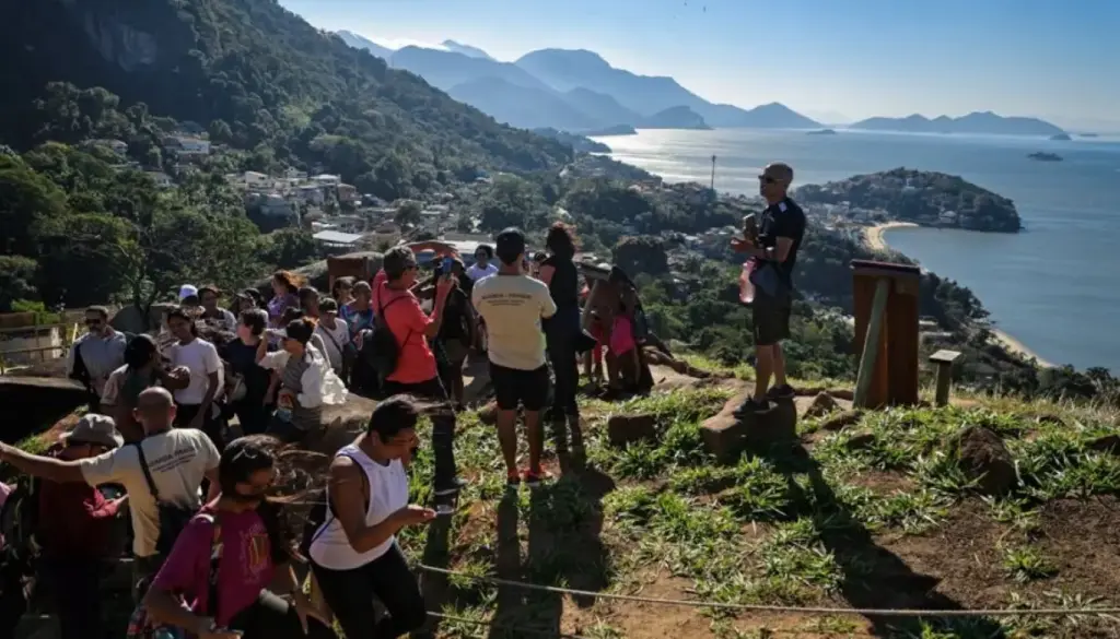 Do alto da Pedra do Urubu, os participantes contemplaram uma das mais belas paisagens de Mangaratiba