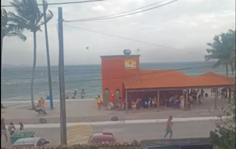 A ventania chegou de forma repentina à orla de Muriqui