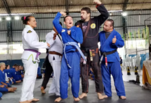 Alunos do projeto Itaguaí Ação, Esporte e Inclusão participam da programação esportiva da Expo Itaguaí 2026 com demonstrações de jiu-jítsu adaptado.