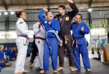 Alunos do projeto Itaguaí Ação, Esporte e Inclusão participam da programação esportiva da Expo Itaguaí 2026 com demonstrações de jiu-jítsu adaptado.