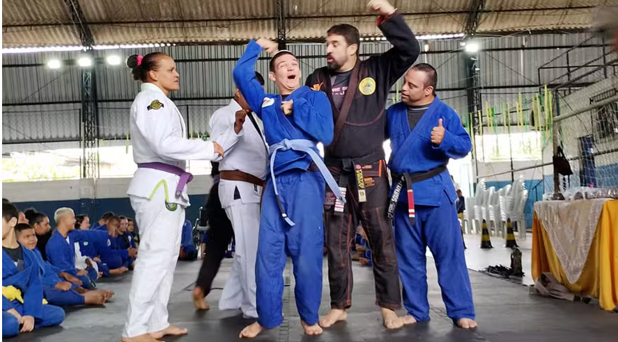 Alunos do projeto Itaguaí Ação, Esporte e Inclusão participam da programação esportiva da Expo Itaguaí 2026 com demonstrações de jiu-jítsu adaptado.