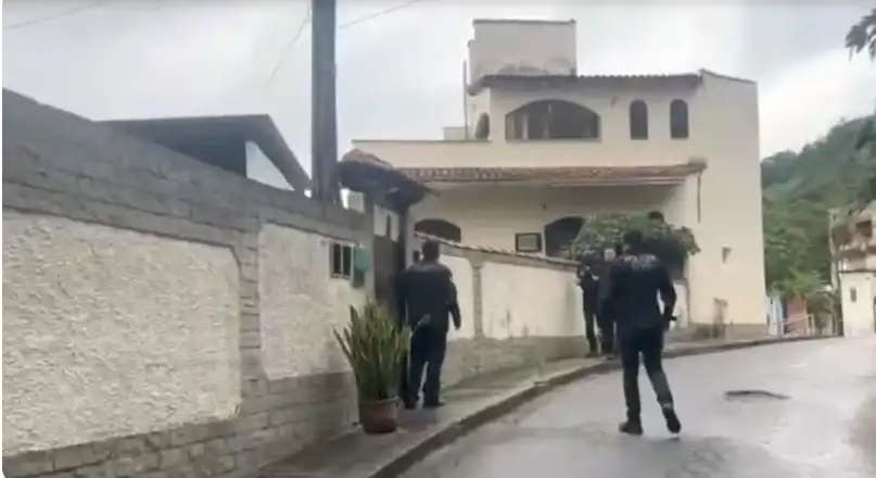 Operação Fruto do Trabalho cumpriu mandado de busca e apreensão contra investigado por aplicar golpe em idoso de 90 anos em Itaguaí.
