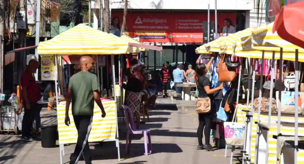 Ambulantes de Campo Grande recebem licenças e novas barracas padronizadas por meio do programa Ambulante em Harmonia.