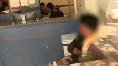 Casal suspeito de agredir uma criança de 3 anos foi reconhecido por um passageiro em um BRT e conduzido por policiais militares à 34ª DP, em Bangu, onde o caso é investigado.