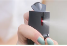 Nova legislação permite que mulheres maiores de 18 anos comprem e portem spray de pimenta para defesa pessoal em todo o Brasil.