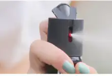 Nova legislação permite que mulheres maiores de 18 anos comprem e portem spray de pimenta para defesa pessoal em todo o Brasil.