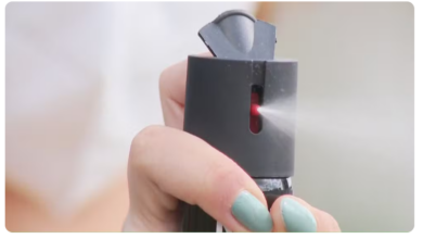 Nova legislação permite que mulheres maiores de 18 anos comprem e portem spray de pimenta para defesa pessoal em todo o Brasil.