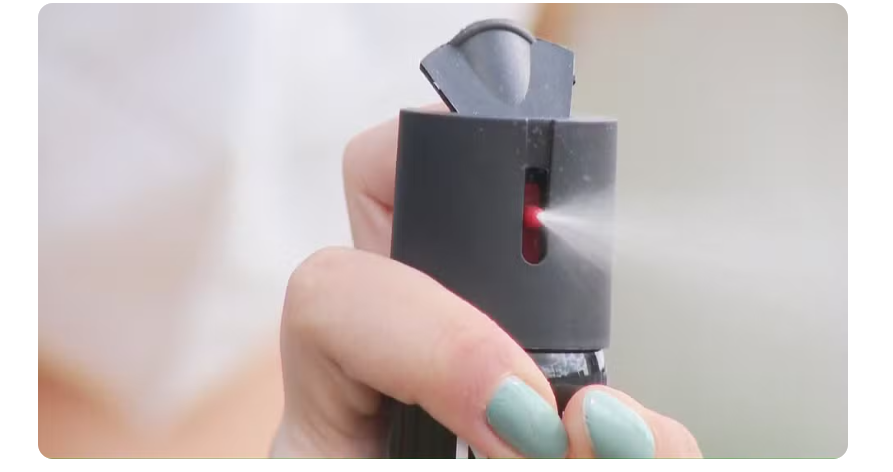 Nova legislação permite que mulheres maiores de 18 anos comprem e portem spray de pimenta para defesa pessoal em todo o Brasil.