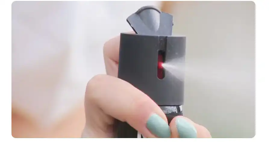 Nova legislação permite que mulheres maiores de 18 anos comprem e portem spray de pimenta para defesa pessoal em todo o Brasil.