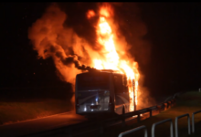 Ônibus ficou completamente destruído após incêndio em frente à Universidade Federal Rural do Rio de Janeiro, em Seropédica.