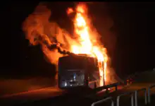 Ônibus ficou completamente destruído após incêndio em frente à Universidade Federal Rural do Rio de Janeiro, em Seropédica.