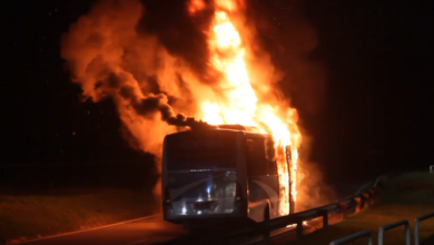 Ônibus ficou completamente destruído após incêndio em frente à Universidade Federal Rural do Rio de Janeiro, em Seropédica.