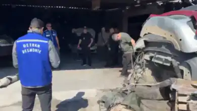 Agentes do Detran-RJ interditaram um ferro-velho clandestino em Sepetiba e apreenderam peças de quatro veículos roubados durante a operação.