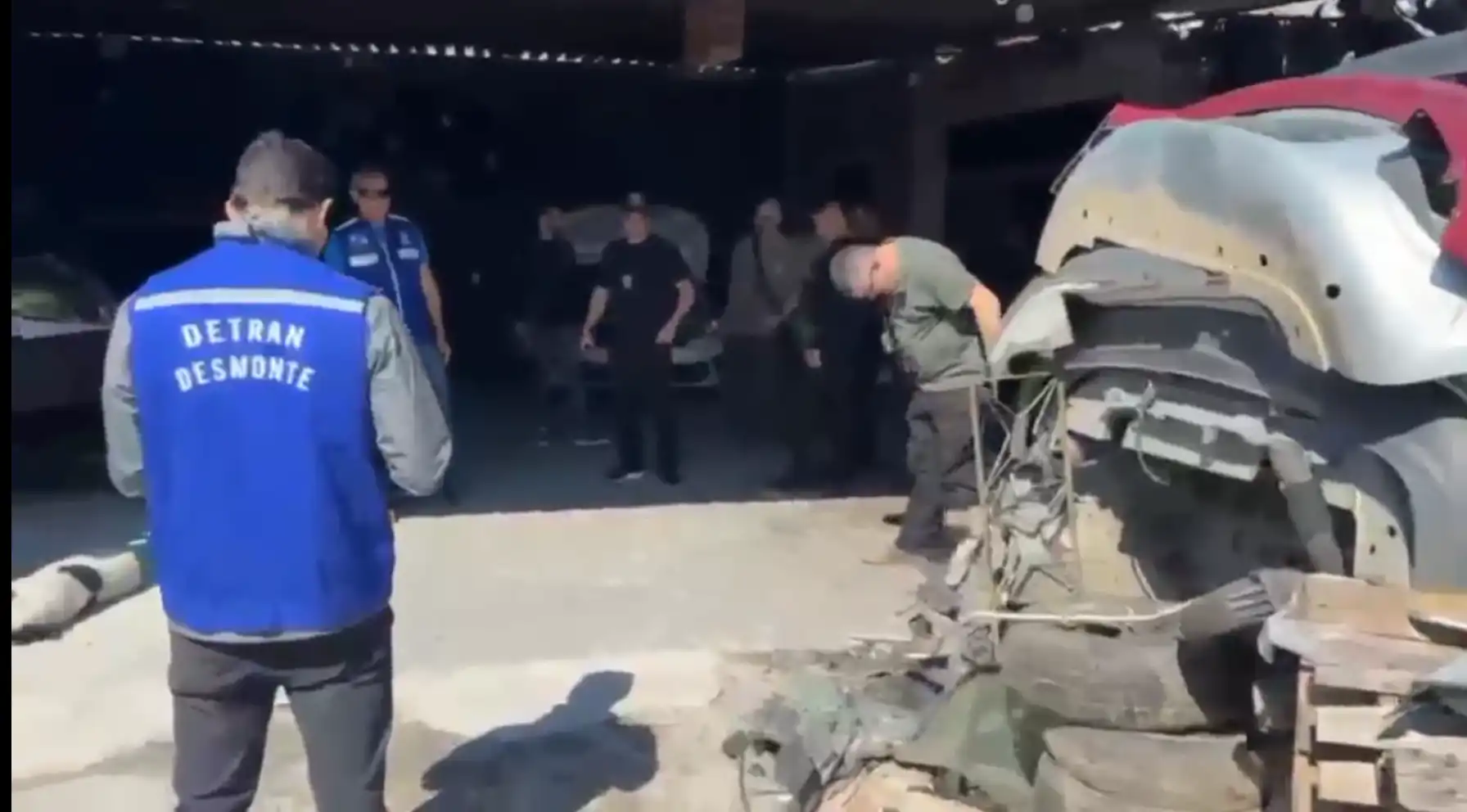 Agentes do Detran-RJ interditaram um ferro-velho clandestino em Sepetiba e apreenderam peças de quatro veículos roubados durante a operação.