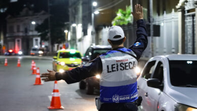 Equipes da Operação Lei Seca realizaram 26 ações de fiscalização no estado e flagraram 298 casos de alcoolemia durante o fim de semana.