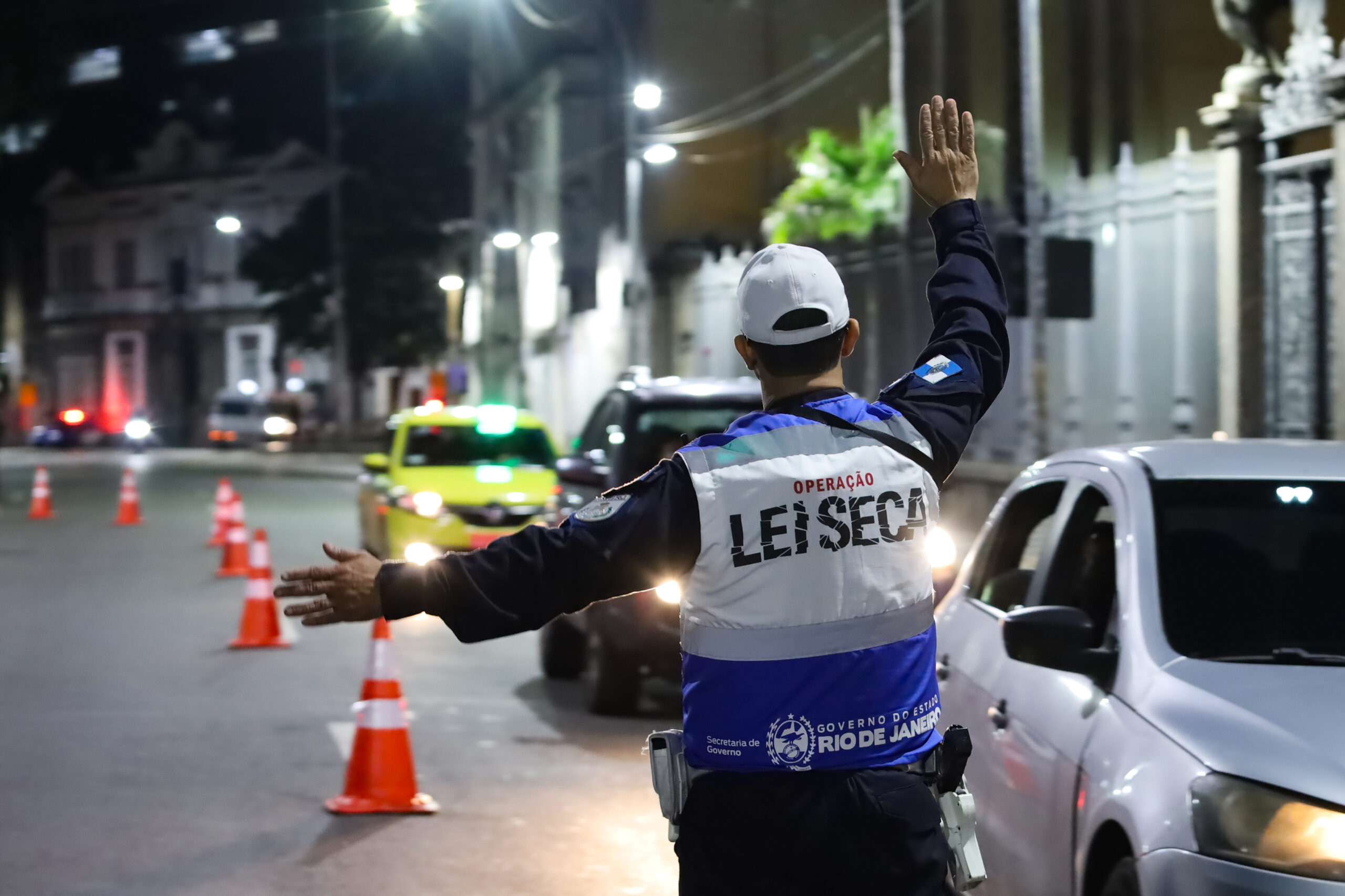 Equipes da Operação Lei Seca realizaram 26 ações de fiscalização no estado e flagraram 298 casos de alcoolemia durante o fim de semana.