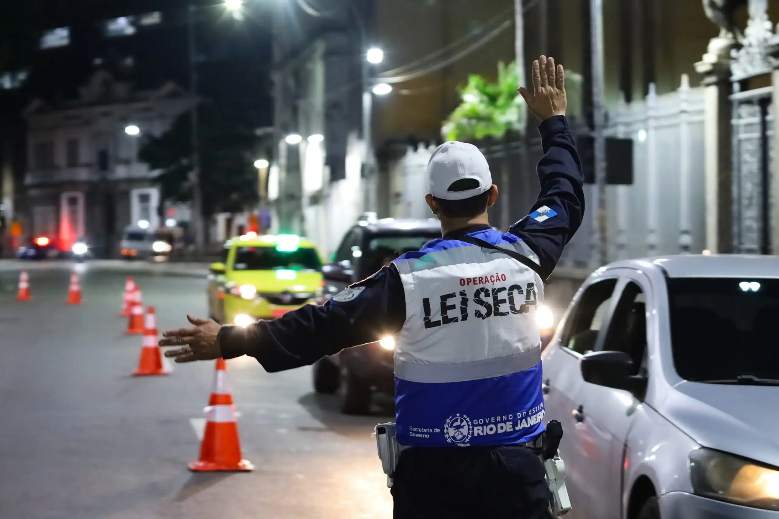 Equipes da Operação Lei Seca realizaram 26 ações de fiscalização no estado e flagraram 298 casos de alcoolemia durante o fim de semana.