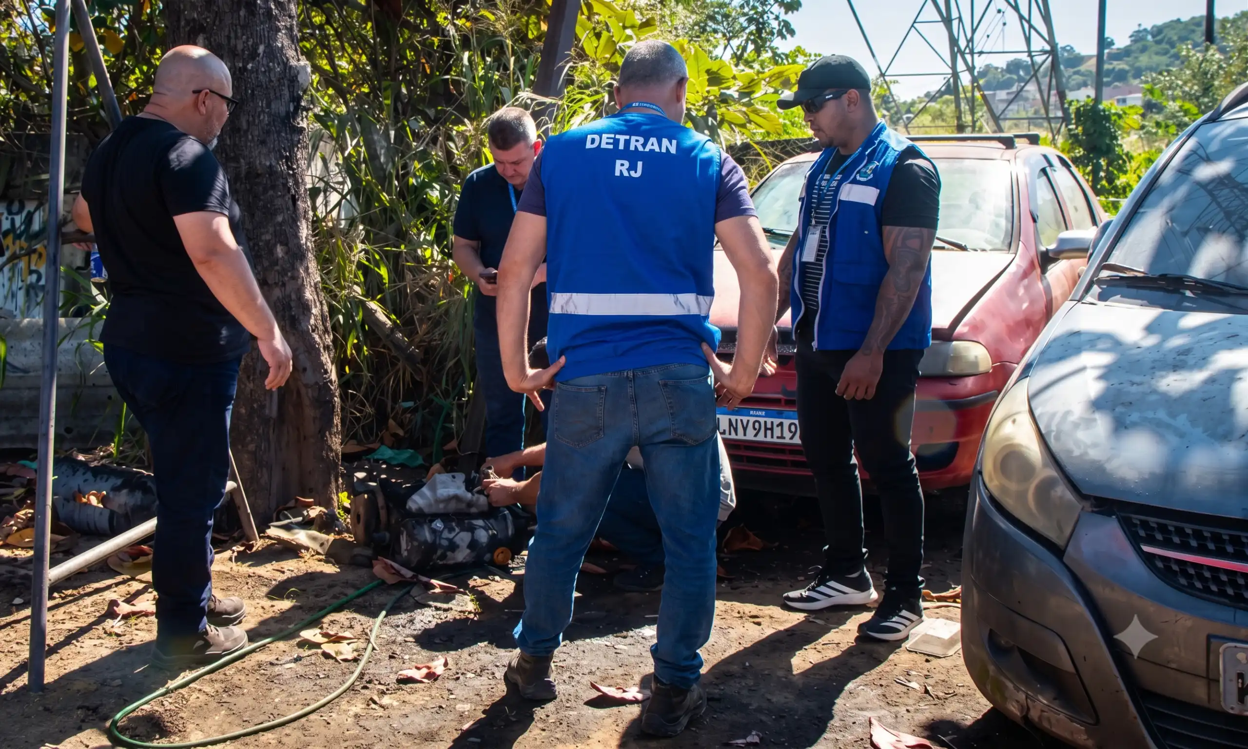 Agentes do Detran RJ, do Inea, da Polícia Militar e do Corpo de Bombeiros participaram da operação realizada em Santa Cruz.
