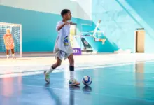 Aluno em quadra do futsal masculino