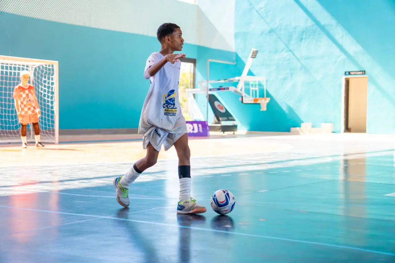 Aluno em quadra do futsal masculino