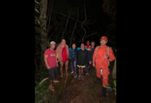 Bombeiros do DBM 2/10 localizaram e resgataram um casal perdido na trilha da Praia da Feiticeira, em Ilha Grande, durante operação noturna.