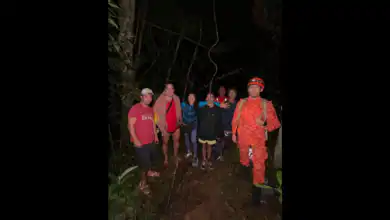 Bombeiros do DBM 2/10 localizaram e resgataram um casal perdido na trilha da Praia da Feiticeira, em Ilha Grande, durante operação noturna.