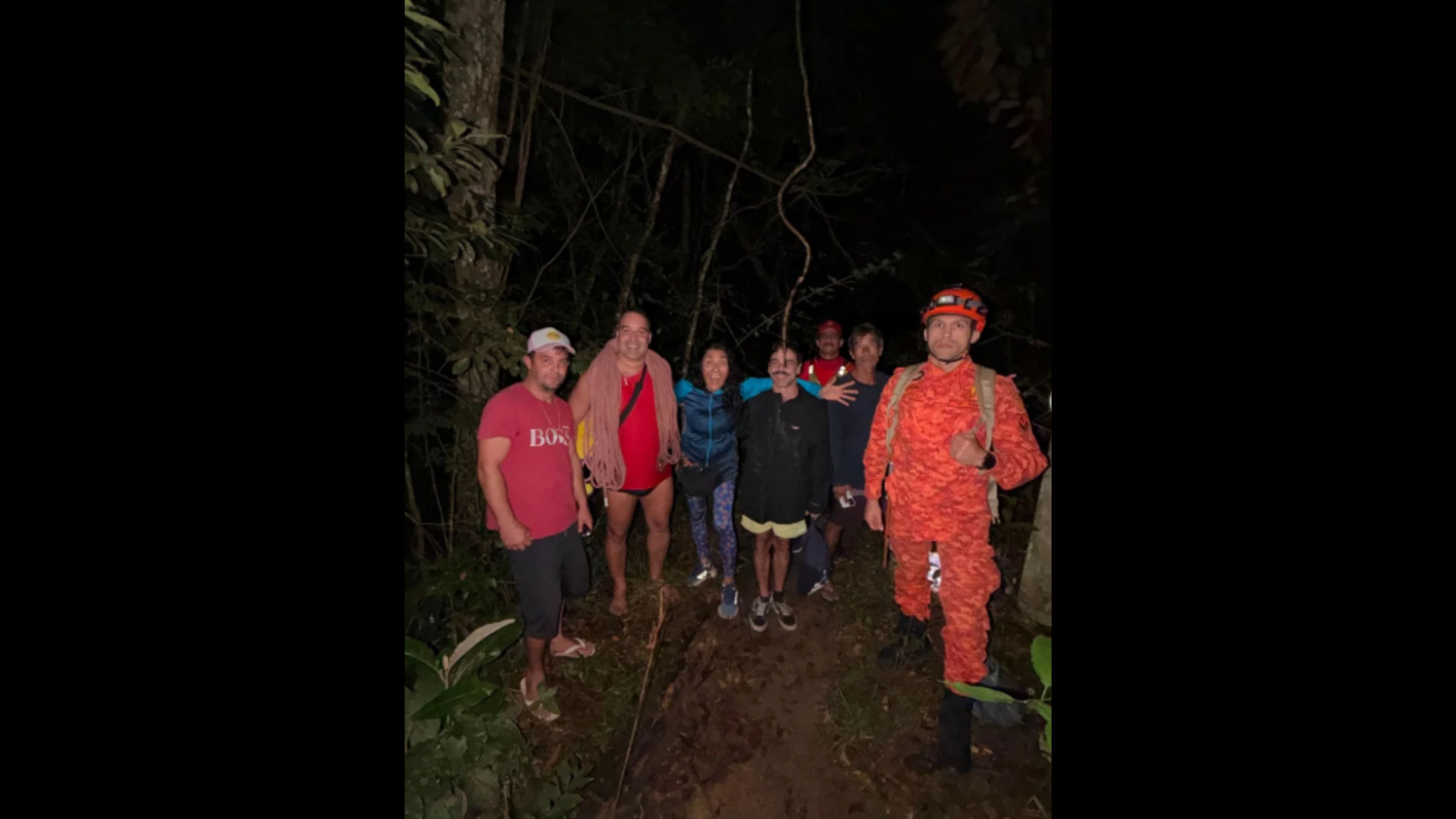 Bombeiros do DBM 2/10 localizaram e resgataram um casal perdido na trilha da Praia da Feiticeira, em Ilha Grande, durante operação noturna.