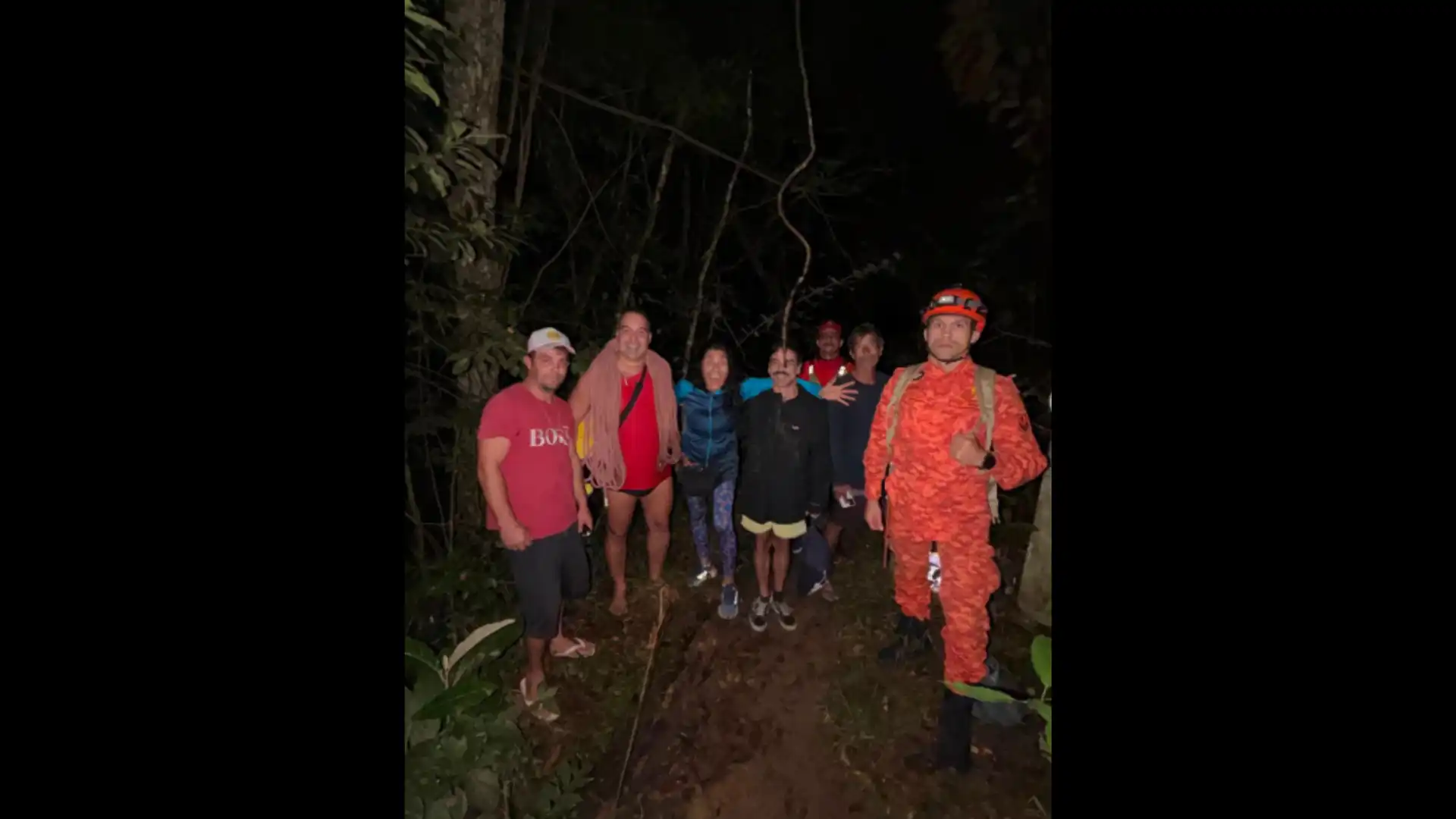 Bombeiros do DBM 2/10 localizaram e resgataram um casal perdido na trilha da Praia da Feiticeira, em Ilha Grande, durante operação noturna.