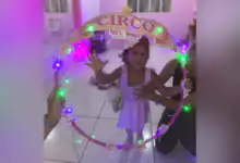 Ayla participa das aulas de ballet no estúdio Art's Dance, em Itaguaí, onde vem conquistando avanços na coordenação motora, no equilíbrio e na autonomia.