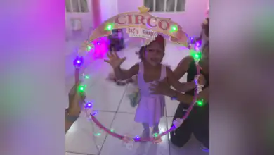 Ayla participa das aulas de ballet no estúdio Art's Dance, em Itaguaí, onde vem conquistando avanços na coordenação motora, no equilíbrio e na autonomia.