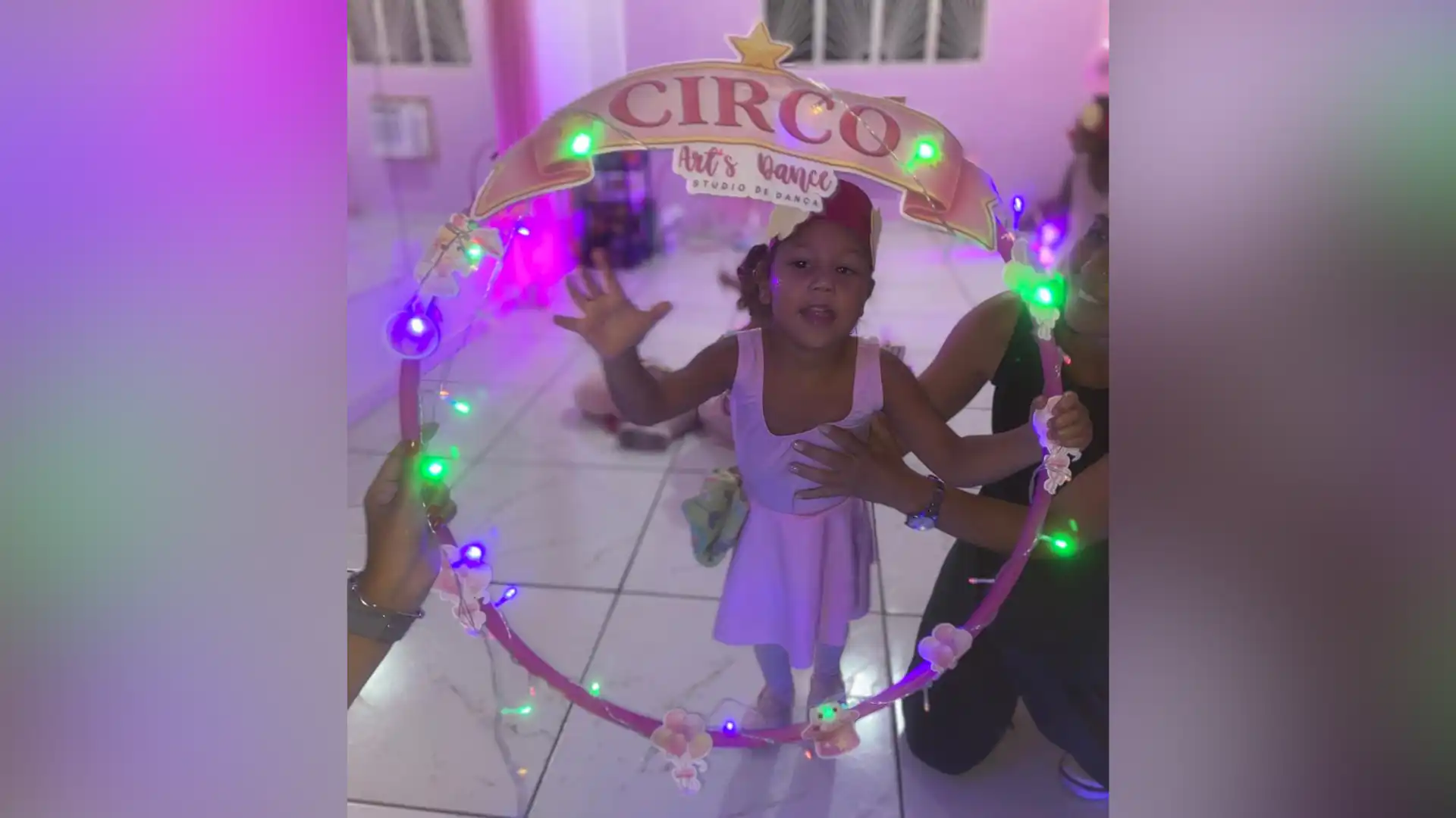 Ayla participa das aulas de ballet no estúdio Art's Dance, em Itaguaí, onde vem conquistando avanços na coordenação motora, no equilíbrio e na autonomia.