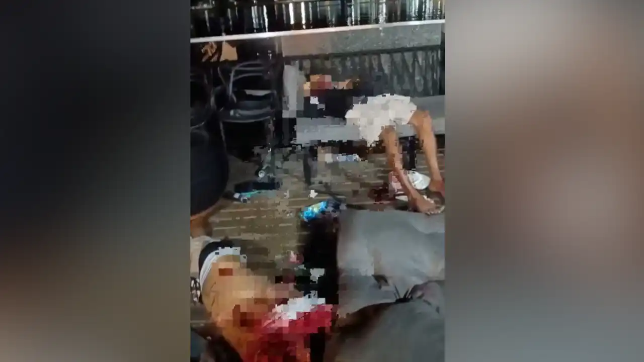 Os corpos dos homens ficaram expostos no deque da casa