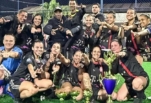 Equipe do Baier do Leandro celebra o título da Copa Cidade de Itaguaí de Futebol Feminino 2026 após vitória por 4 a 3 sobre o América Itaguaiense na grande final.