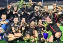Equipe do Baier do Leandro celebra o título da Copa Cidade de Itaguaí de Futebol Feminino 2026 após vitória por 4 a 3 sobre o América Itaguaiense na grande final.