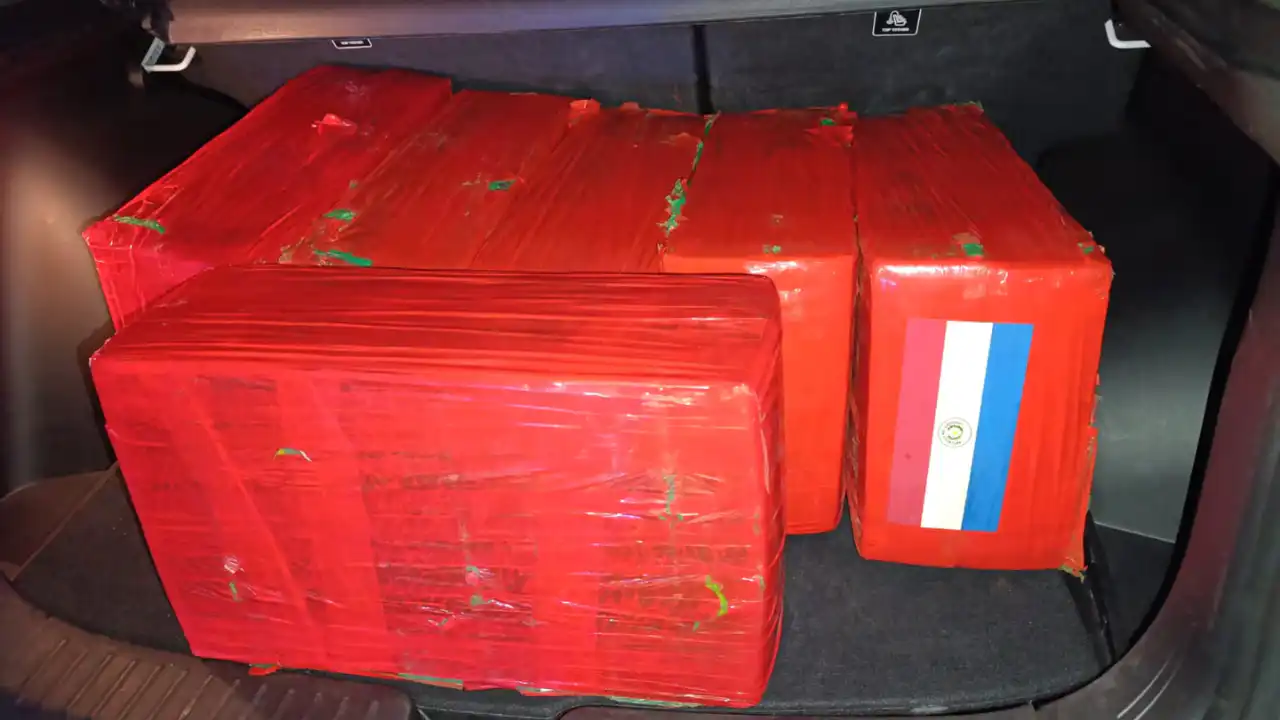Aproximadamente 363 kg de maconha foram apreendidos pela PRF após perseguição que terminou na BR-465, em Seropédica.