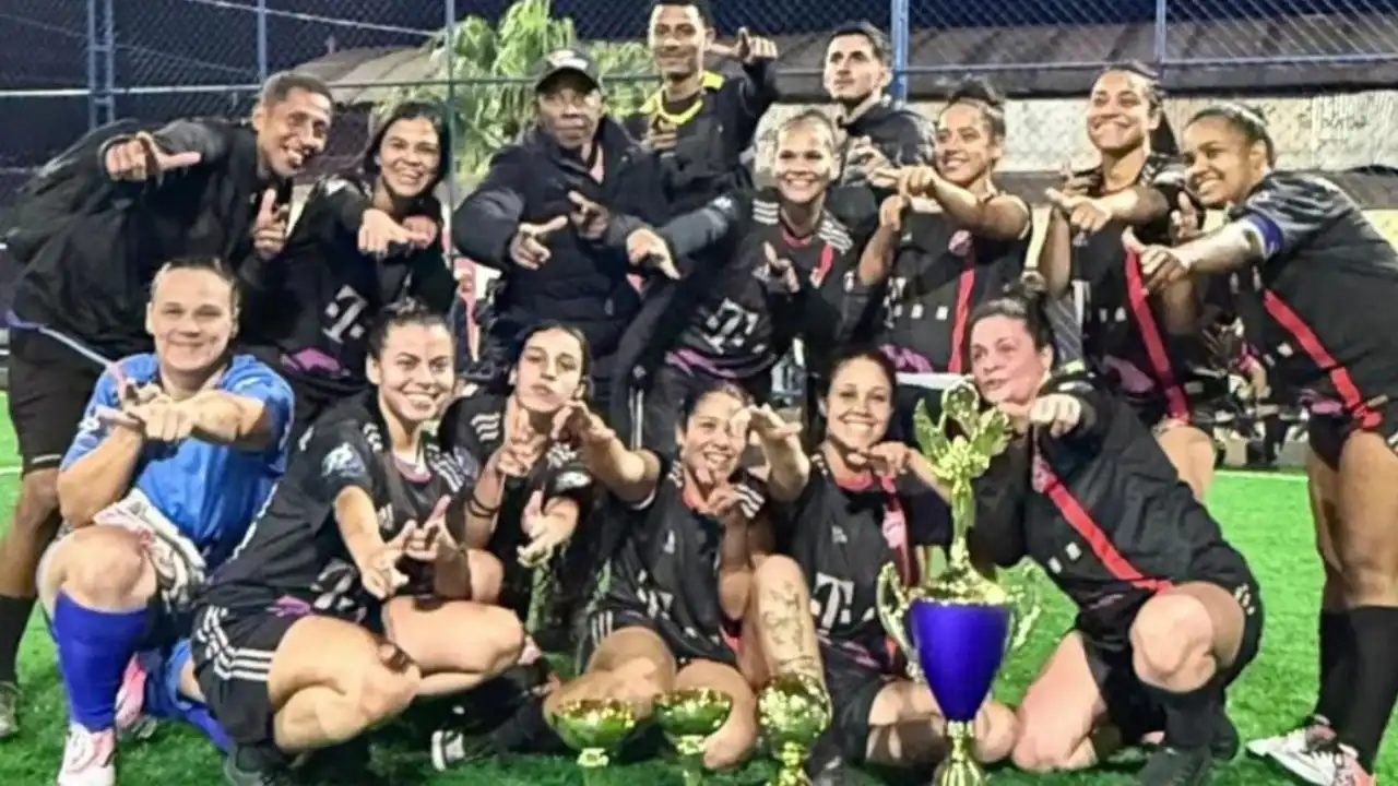 Equipe do Baier do Leandro celebra o título da Copa Cidade de Itaguaí de Futebol Feminino 2026 após vitória por 4 a 3 sobre o América Itaguaiense na grande final.