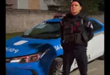 Policial militar ao lado da viatura