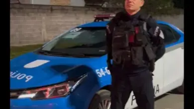 Policial militar ao lado da viatura