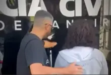 Policial civil conduzindo suspeita