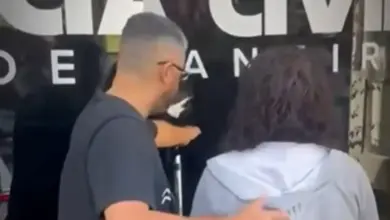 Policial civil conduzindo suspeita