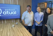 Entrevistados e entrevistadores posando lado a lado