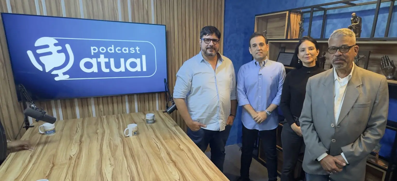 Entrevistados e entrevistadores posando lado a lado