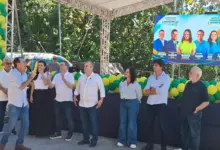 Eduardo Paes discursando e pessoas assistindo