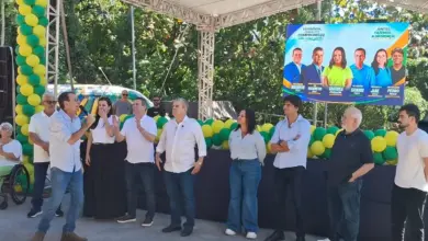 Eduardo Paes discursando e pessoas assistindo