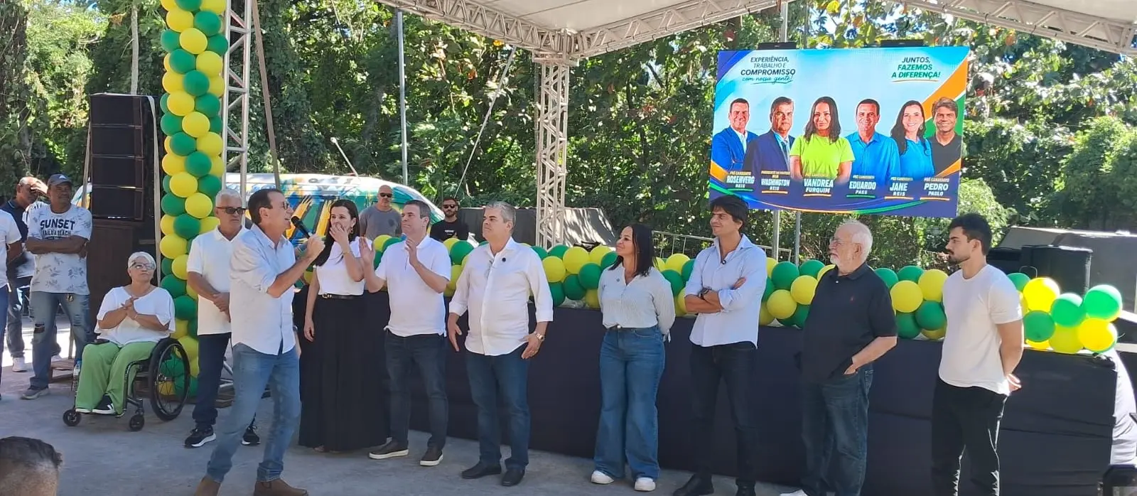 Eduardo Paes discursando e pessoas assistindo