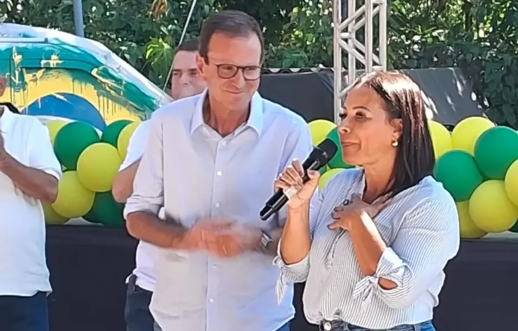 Eduardo Paes ouvindo Vandrea Furquim discursar