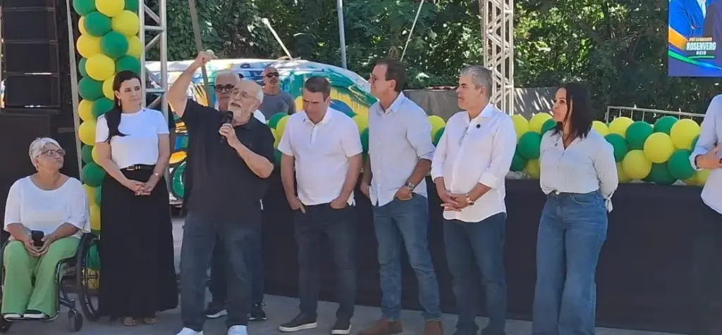 Eider Dantas discursando e pessoas assistindo