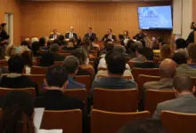 Pessoas numa reunião