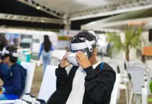 Estudante usando óculos de realidade virtual