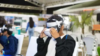 Estudante usando óculos de realidade virtual